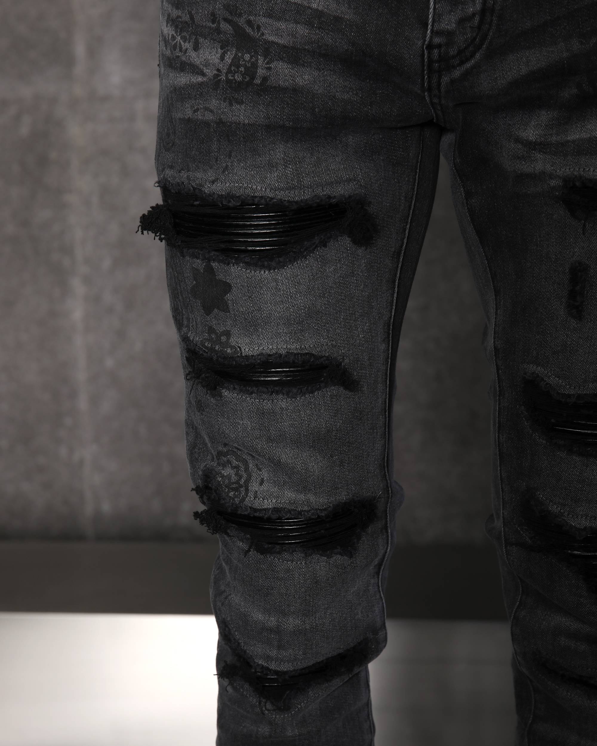 Sleek Men’s Black Distressed Skinny Jeans with Floral Prints