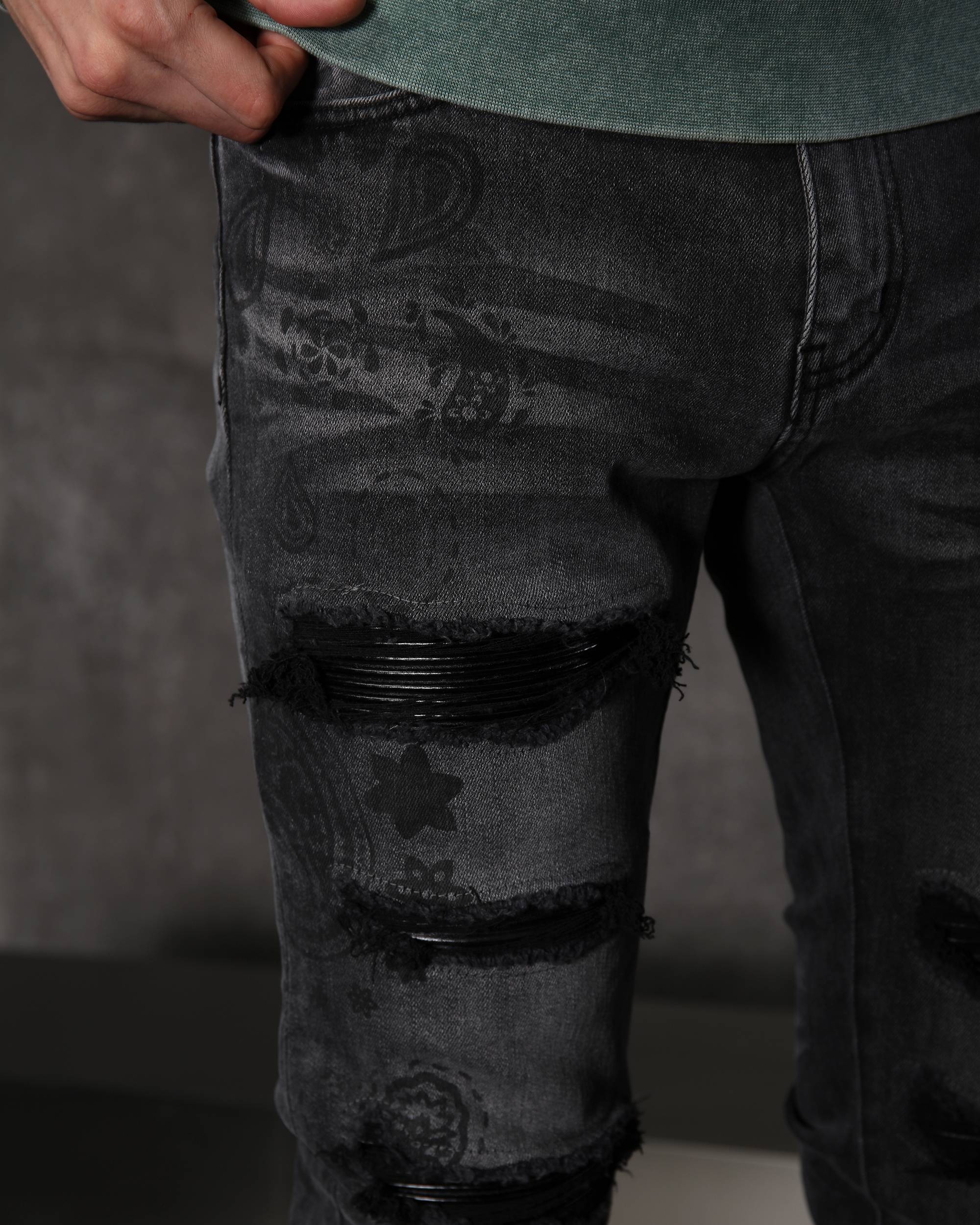 Sleek Men’s Black Distressed Skinny Jeans with Floral Prints
